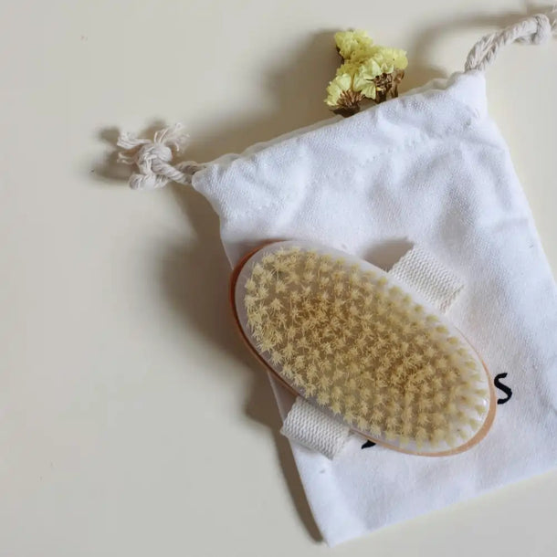 Gift pouch with accessories